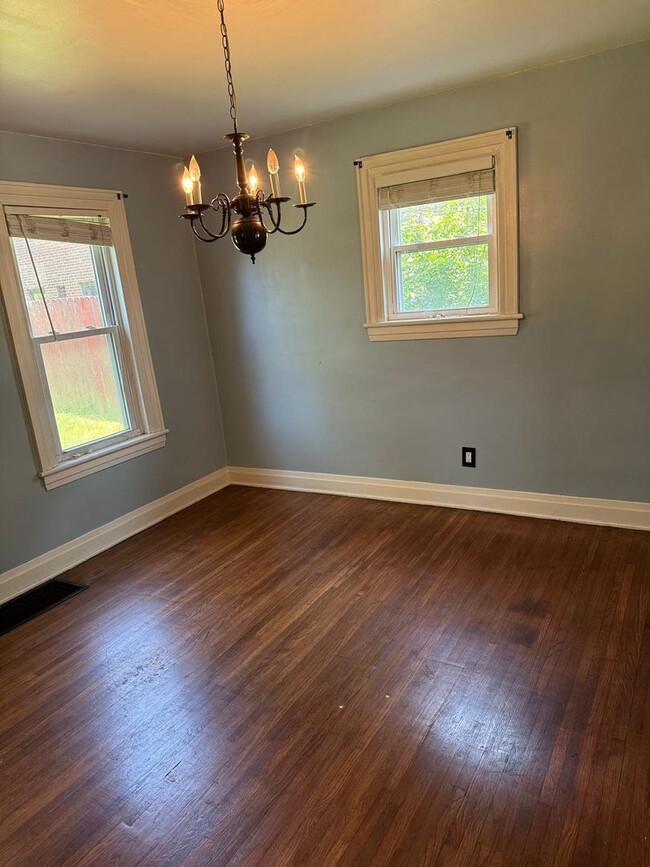 Building Photo - 3 bedroom 1 bath single family home