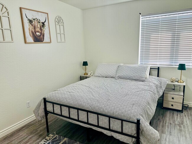 Building Photo - 2745 E Hartford Ave