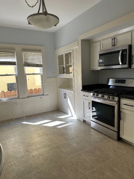 Building Photo - 665 43rd St