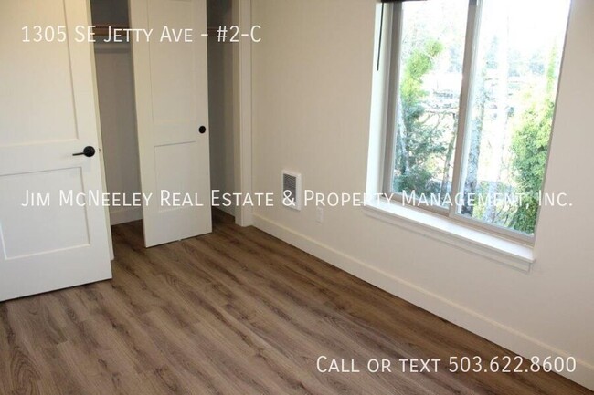 Building Photo - Upper level 2 bed/ 1 bath w/ 1 Assigned Pa...