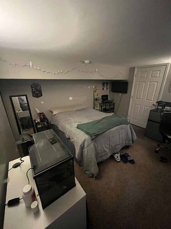 Building Photo - Five Bedroom Available for 26-27 School Year!