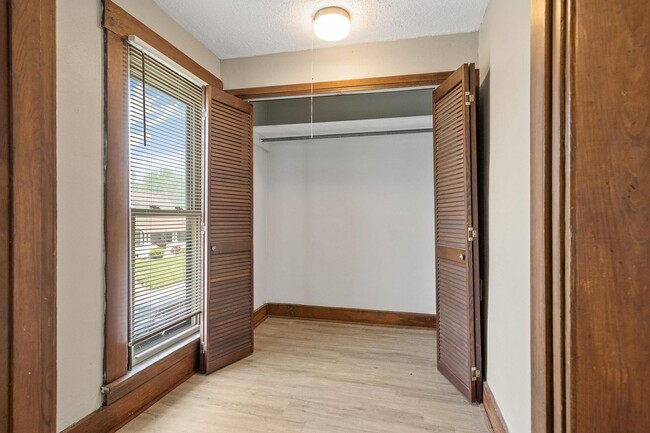 Building Photo - Large 4 Bedroom Home