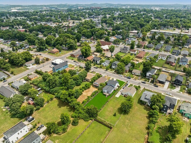 Building Photo - Beautifully Remodeled Home Just Minutes From Downtown Nashville