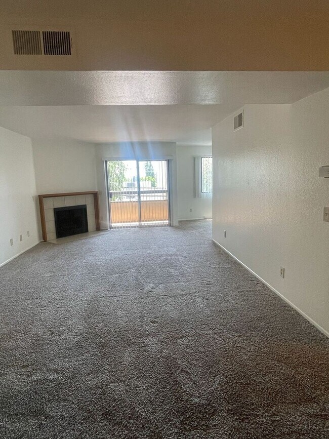 Building Photo - Updated 2 Bedroom/ 2 Bath Condo In The Hea...