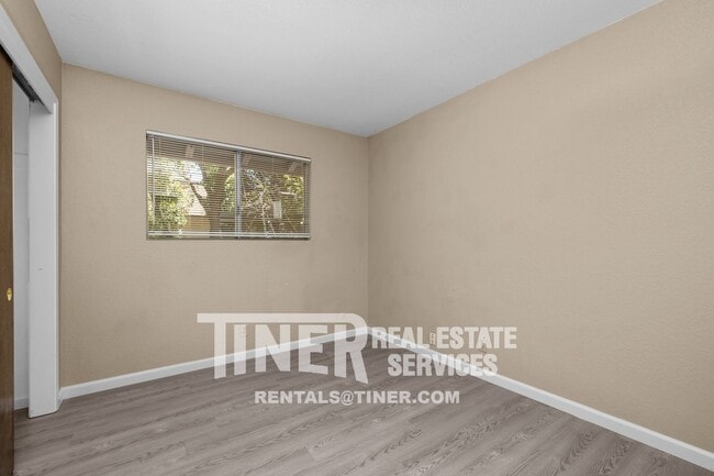 Building Photo - Darling 3 Bedroom Near Downtown - Location...
