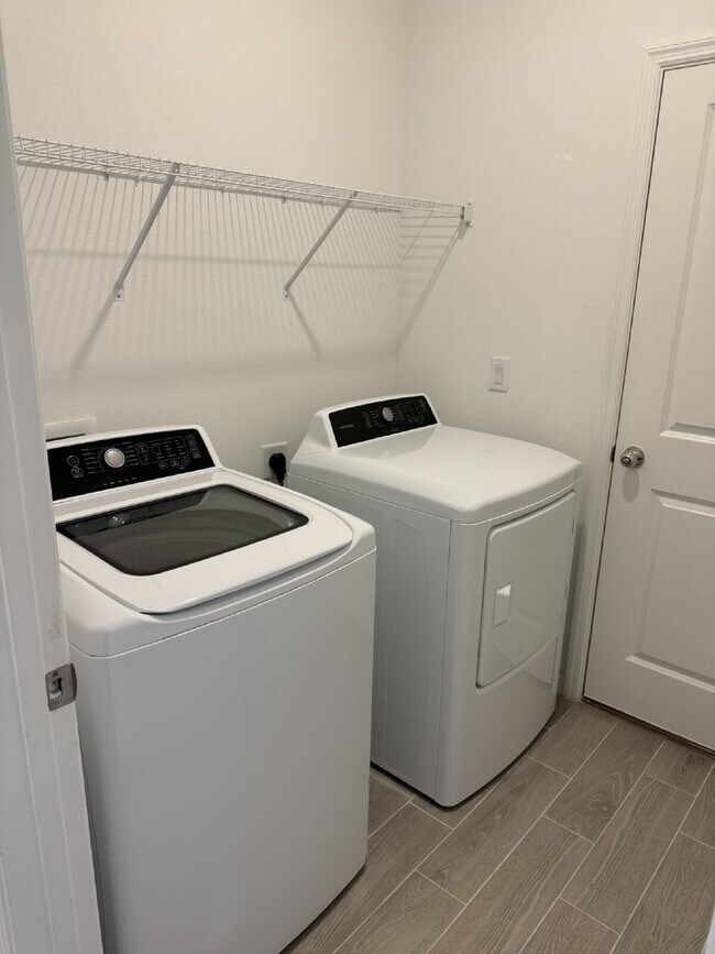 Building Photo - "Spacious 4-Bed Oasis with Granite Finishes & Guest Suite in Jacksonville!"