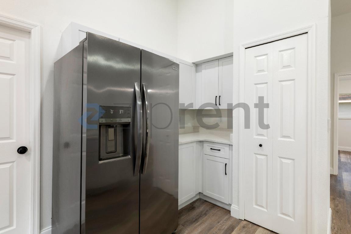 Building Photo - Unit
