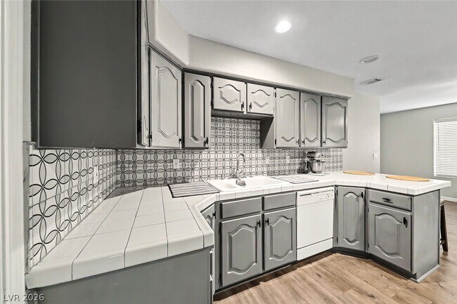 Building Photo - 700 Capri Dr