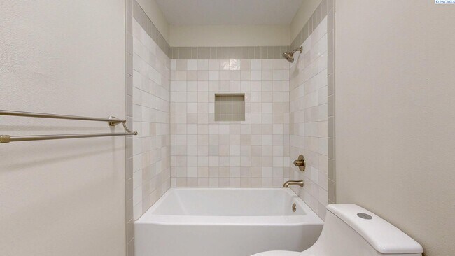 Building Photo - 2 bed, 2 bath townhome in Meadow Springs