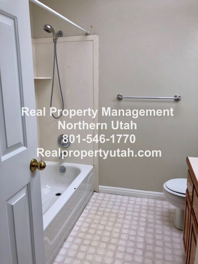 Building Photo - 4 Bedroom 2.5 Bathroom House In Layton Available!