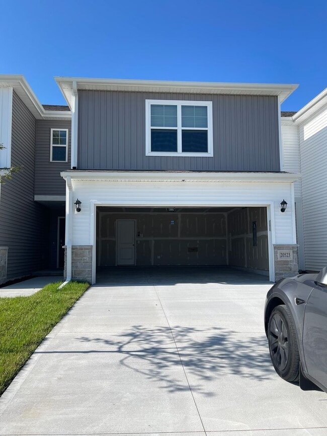 Building Photo - Beautiful 3 bed, 2 bath townhome $2200