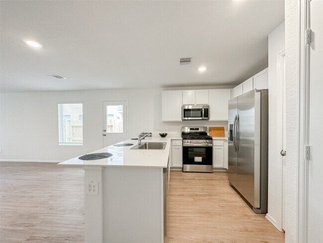 Building Photo - 1480 Las Cuevas Dr