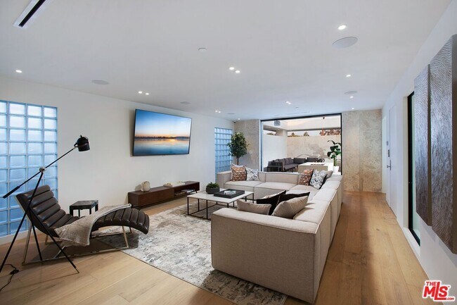 Building Photo - 508 N Sweetzer Ave