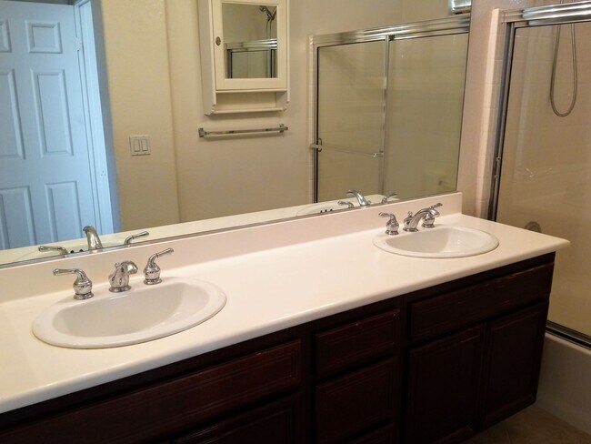 Building Photo - 1350 sqft 2 Bed plus Den, 2 Bath Chula Vista 2Car Garage, Gated community