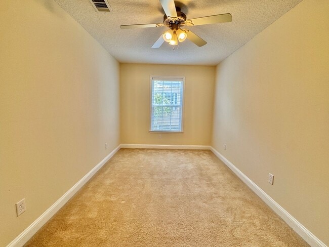 Building Photo - AVAILABLE MID-APRIL 2026! (No Pets)