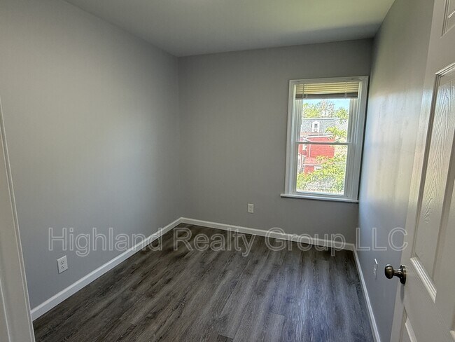 Building Photo - 913 Blunston St