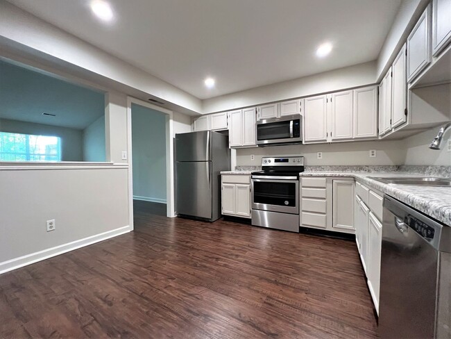 Building Photo - BEAUTIFUL 2 BEDROOM CONDO AVAILABLE IN FAR...