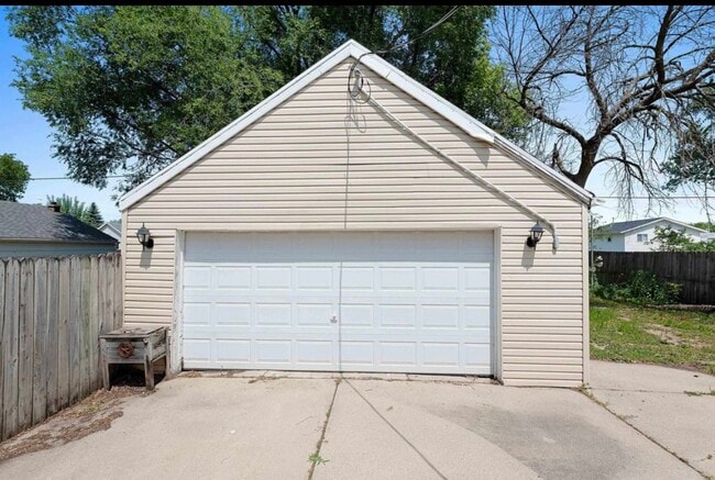 Building Photo - 532 W 5th Ave