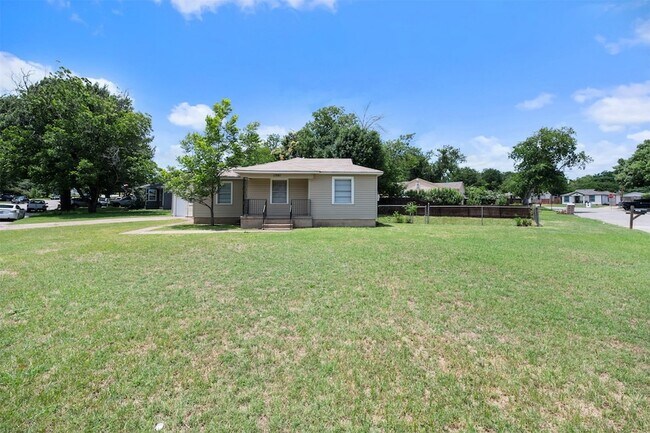 Building Photo - 1501 Greenbrier Dr