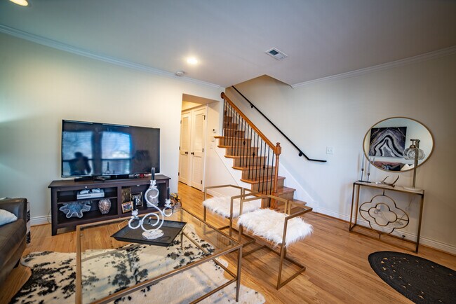 Building Photo - 4000 Oak St