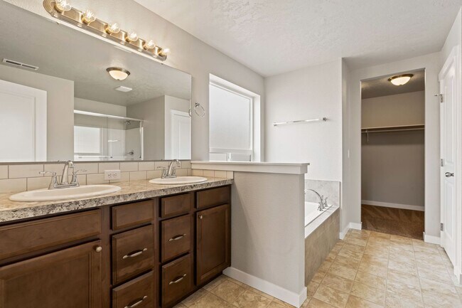 Building Photo - 4 Bedroom, 2 Bath Gorgeous Nampa Home on a...
