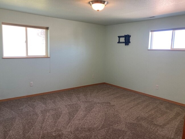 Building Photo - Spacious 4-Bedroom, 2-Bath Home with Daylight Basement, Large Yard & Two Fireplaces!.
