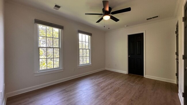 Building Photo - Stylish 3-Bed, 3.5-Bath Townhome in the He...