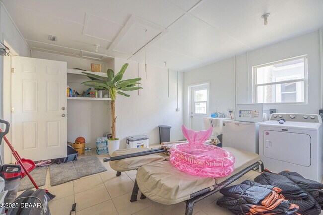 Building Photo - 450 Lambert Ave