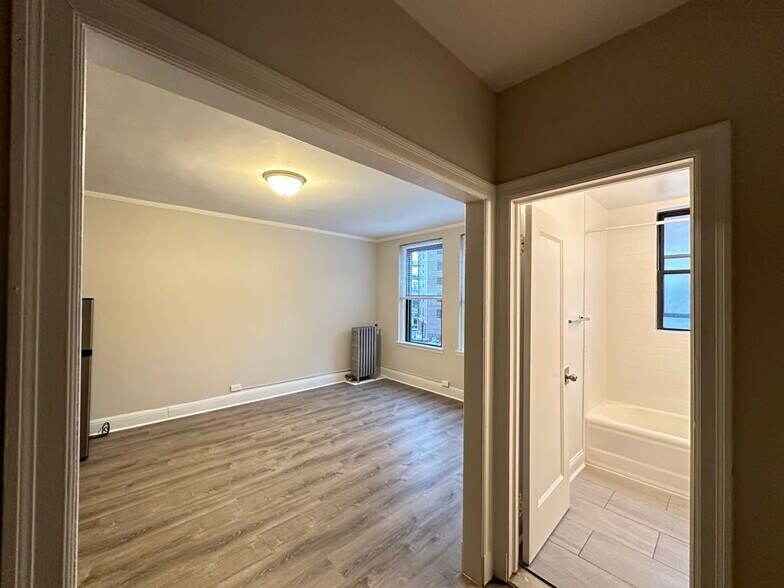 Building Photo - 3335 W Diversey Ave