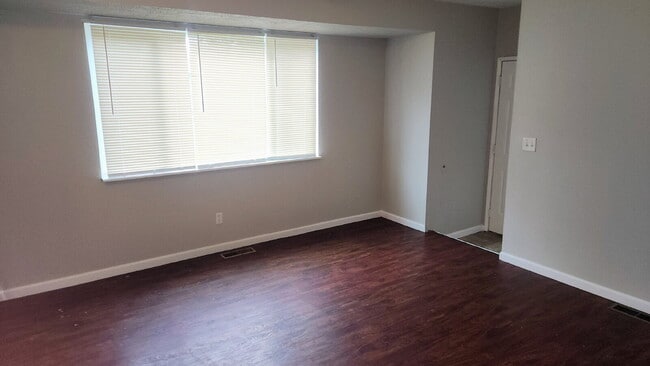 Building Photo - "Charming 3-Bedroom Gem in Hazelwood with Modern Comforts