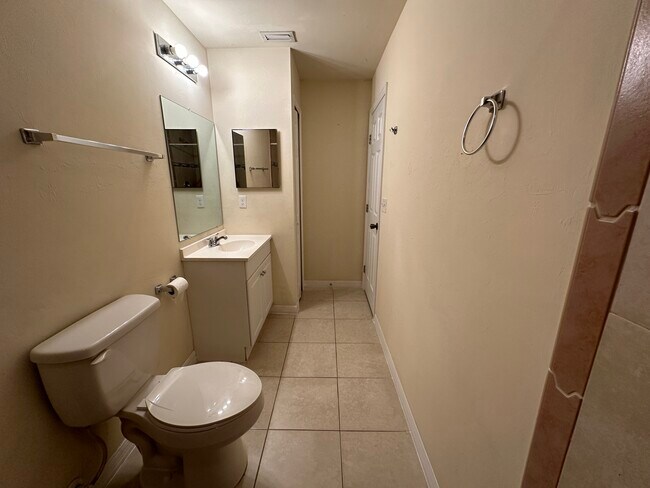 Building Photo - 1046 SE 11th Terrace