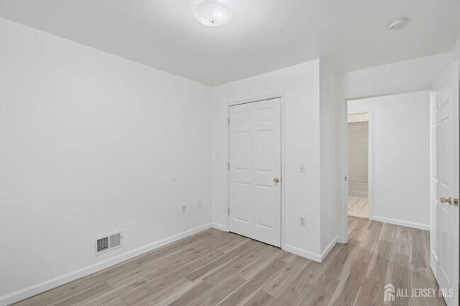 Building Photo - 116 Chariot Ct