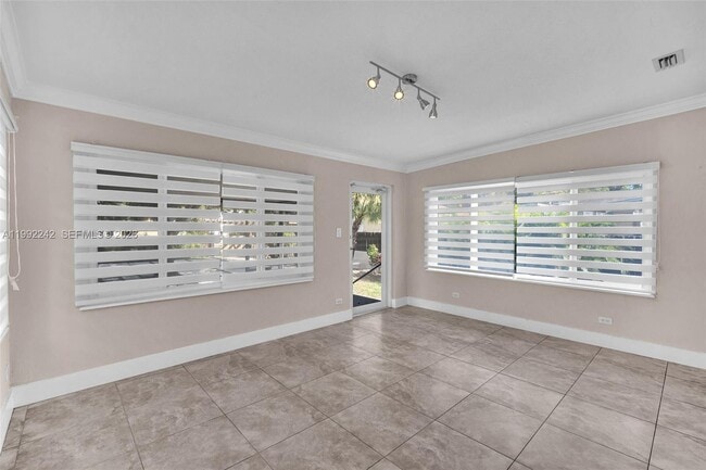 Building Photo - 2537 SW 15th St