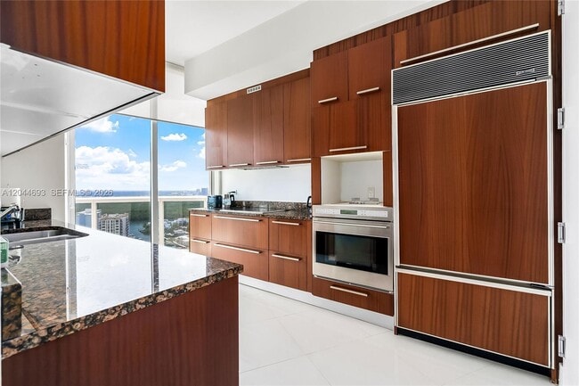 Building Photo - 16001 Collins Ave