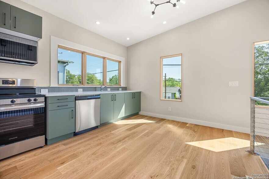 Building Photo - Room in Townhome on S Cherry St