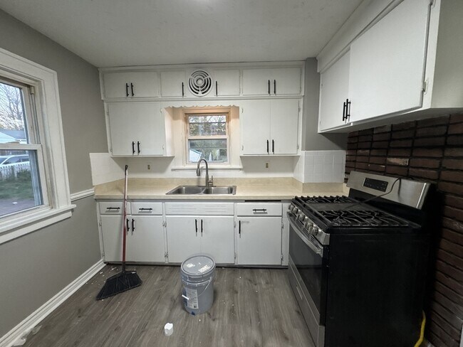 Building Photo - 11104 Lincoln Ave