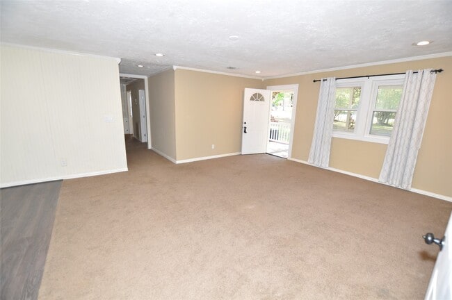 Building Photo - 208 Blue Lake Dr