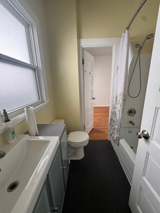 Building Photo - 919 25th Ave