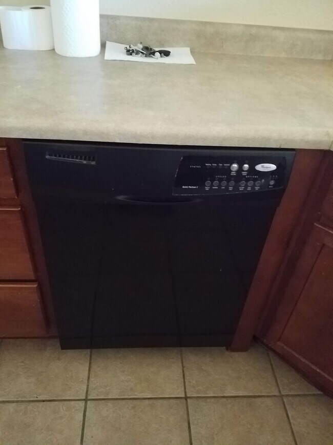 Building Photo - Spacious Family Home