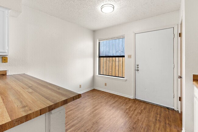 Building Photo - 1303 Conway Dr