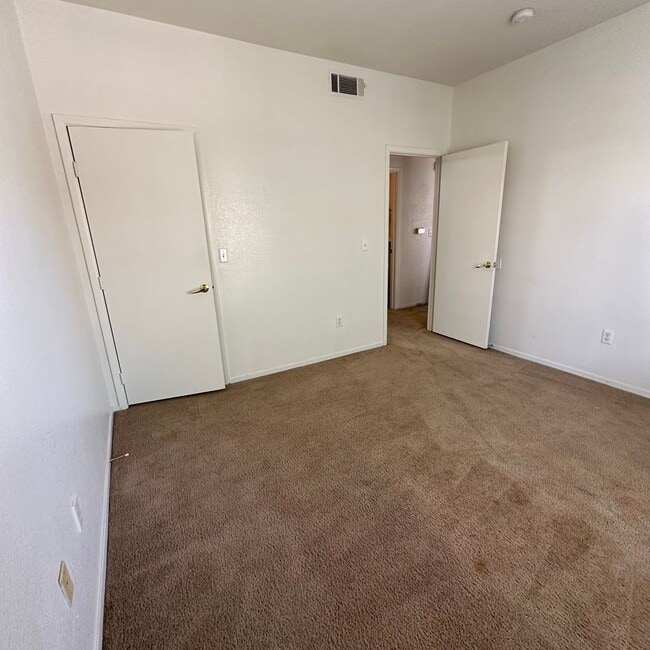 Building Photo - 2 bedroom/2 baths condo