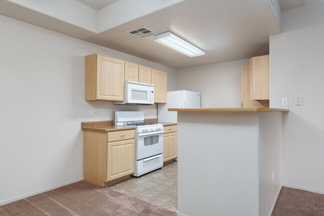 Building Photo - 1st floor unit in well maintained gated NW community with pool and spa