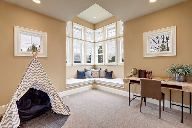 Building Photo - 5Bdrm+Office / 3.5 bath - West Bellevue Home