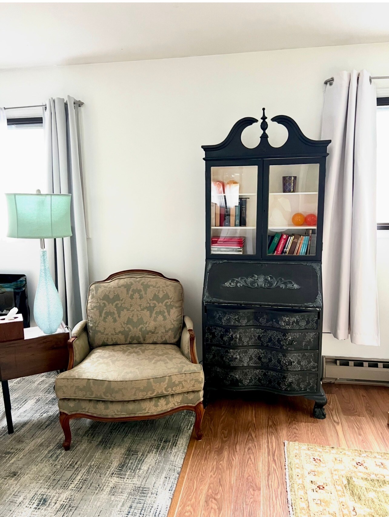 Sitting area so you can relax and read - 33 Pleasant St