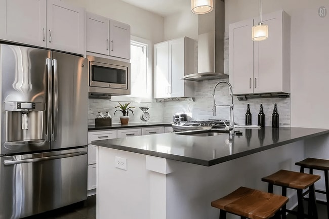 Building Photo - "Charming 3 Bed, 3 1/2 Baths Townhouse in Nashville's Desirable 37204 Neighborhood!" In The Heart...