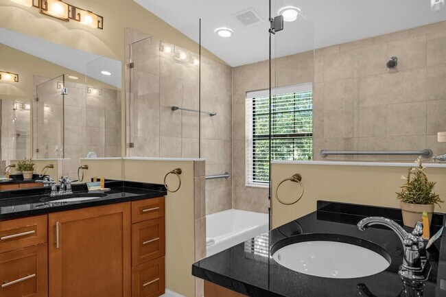 Building Photo - 14590 Damai Ln