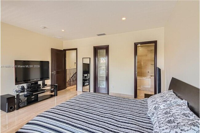 Building Photo - 3864 NE 167th St