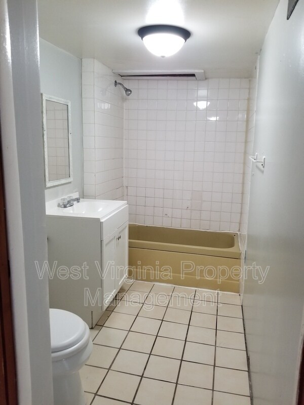 Building Photo - 606 21st St W