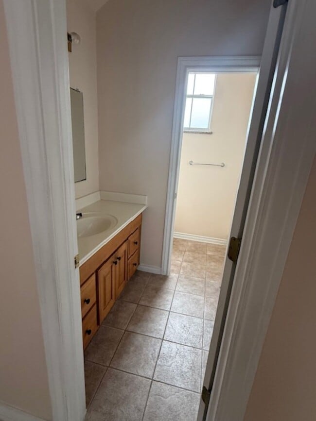 Building Photo - 702 Staitti St