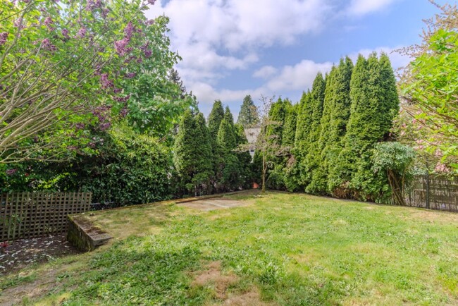 Building Photo - 3Bd/1.75Ba Seattle House